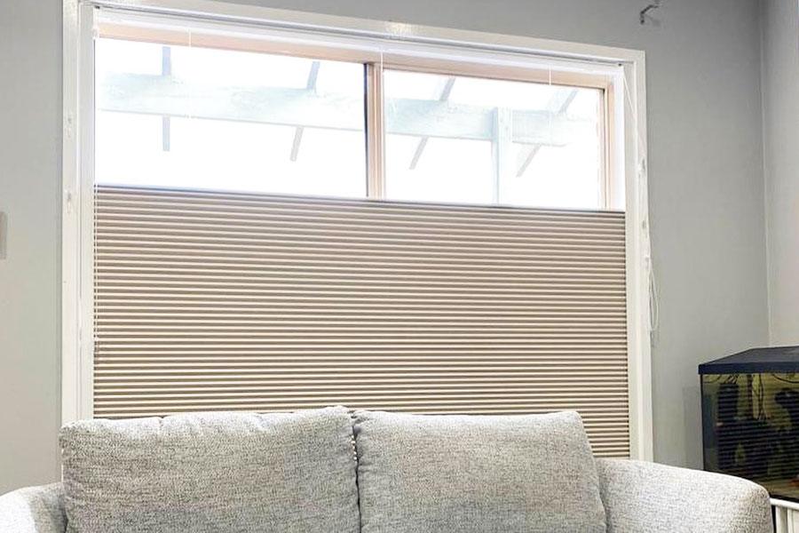 Honeycomb blinds – energy-efficient window coverings Honeycomb cellular blinds fitted to a large window in a Canberra home for energy efficiency